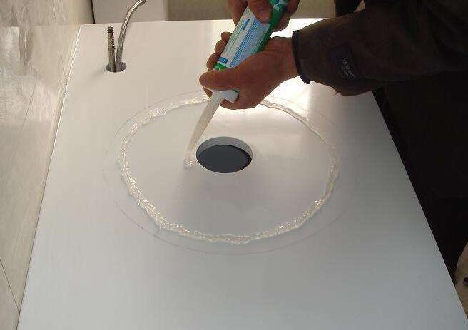 玻璃胶和密封胶哪个好 玻璃胶和密封胶哪个好